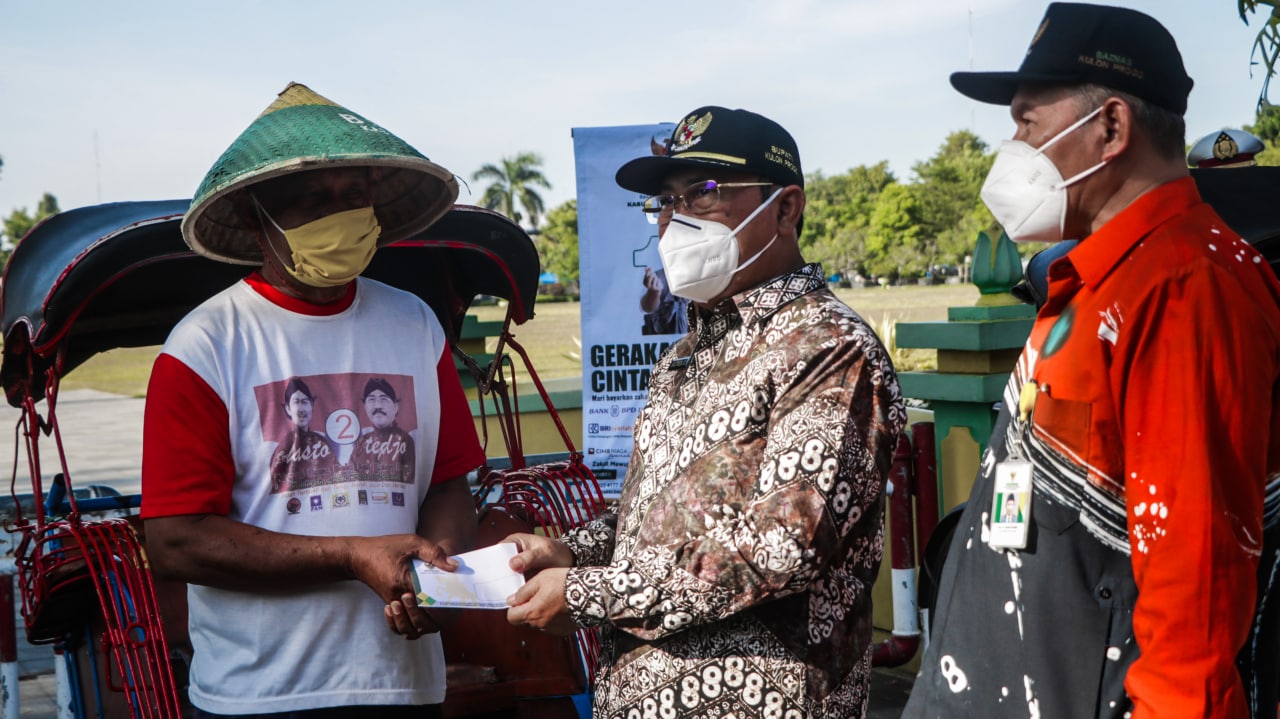 Bupati Kulon Progo bersama BAZNAS Lakukan Pentasyarufan ZIS Untuk Abang Becak