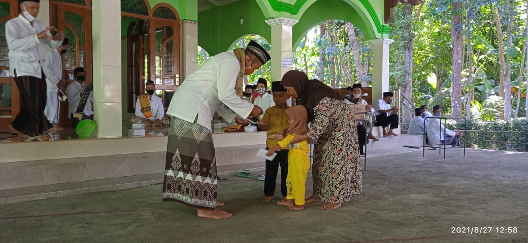 Santunan untuk anak yatim dan jama’ah atau warga yang mebutuhkan di Masjid NUR SALIM Wonolopo